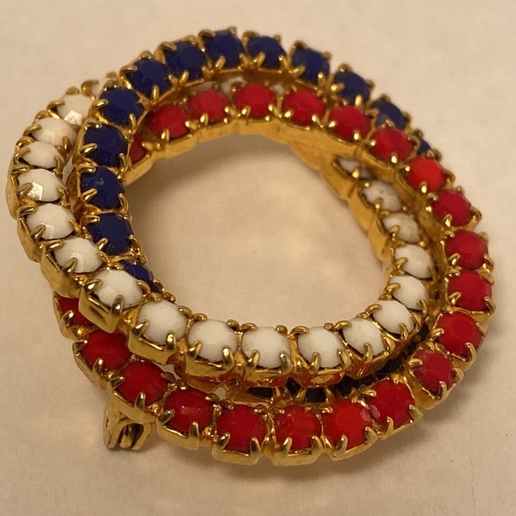 Vintage BROOCH red white and blue 
rhinestone gold Eternity stacked wreath PIN - Picture 13 of 15